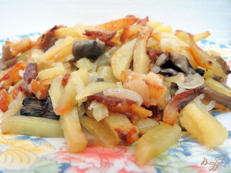 Фото приготовление рецепта: Картофель жареный с грибами и луком шаг №10