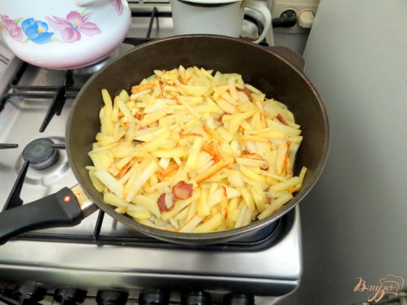 Фото приготовление рецепта: Картофель жареный с грибами и луком шаг №5