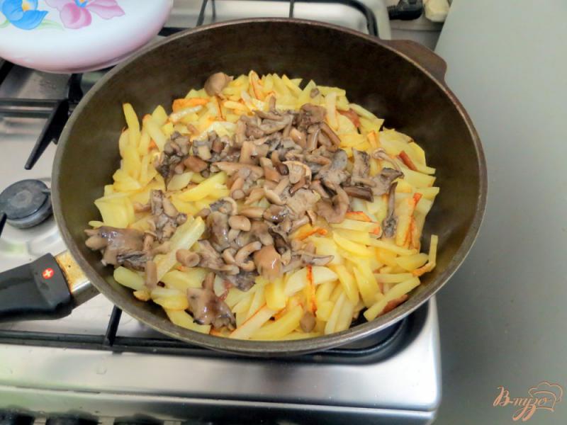 Фото приготовление рецепта: Картофель жареный с грибами и луком шаг №7