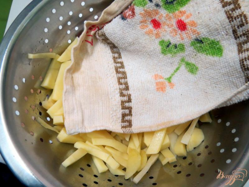 Фото приготовление рецепта: Картофель жареный с грибами и луком шаг №2