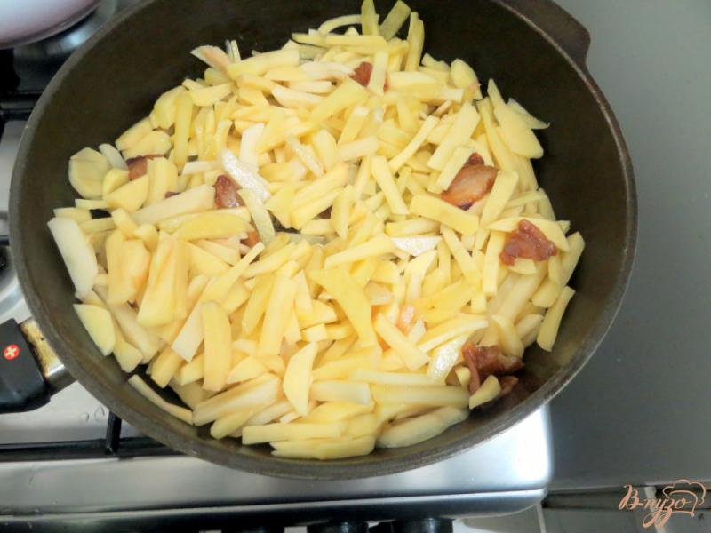 Фото приготовление рецепта: Картофель жареный с грибами и луком шаг №4