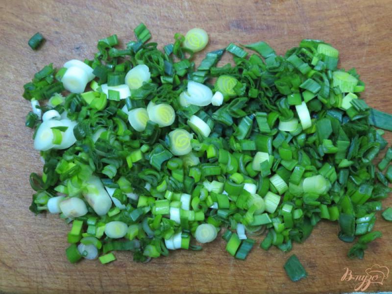 Фото приготовление рецепта: Салат из ботвы редиса, огурца и редиса шаг №8