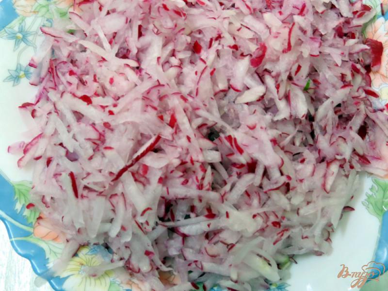 Фото приготовление рецепта: Салат из ботвы редиса, огурца и редиса шаг №7