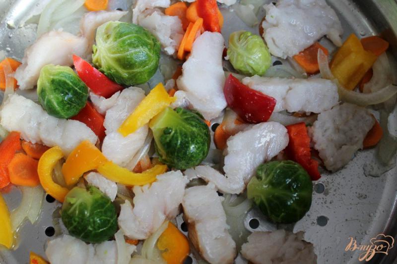 Фото приготовление рецепта: Хек с овощами на пару шаг №4