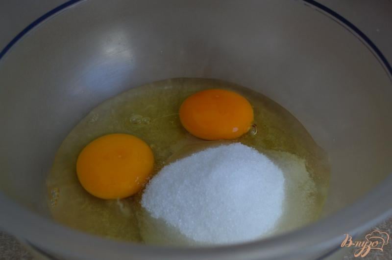 Фото приготовление рецепта: Сметанные оладьи с кокосом и малиной шаг №1
