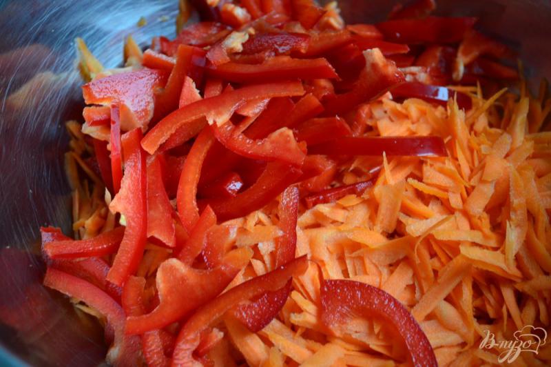 Фото приготовление рецепта: Морковный салат с ростками фасоли шаг №2