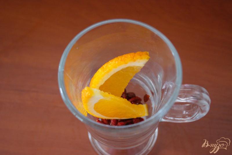 Фото приготовление рецепта: Апельсиновый напиток с ягодами годжи шаг №4