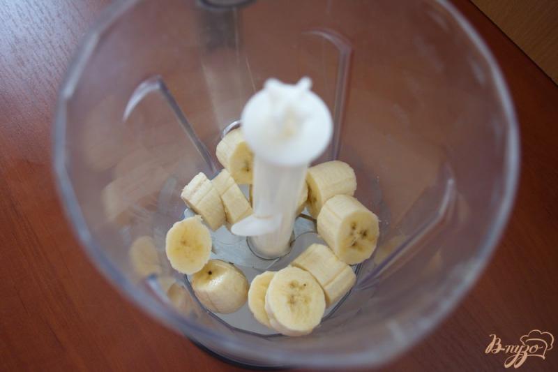 Фото приготовление рецепта: Банановый коктейль с вишневым сиропом шаг №1