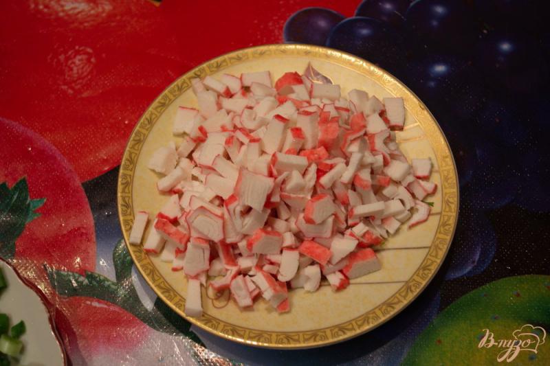 Фото приготовление рецепта: Салат с крабовыми, рисом и грибами шаг №3