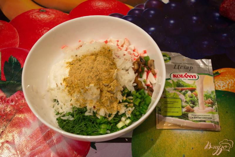 Фото приготовление рецепта: Салат с крабовыми, рисом и грибами шаг №7