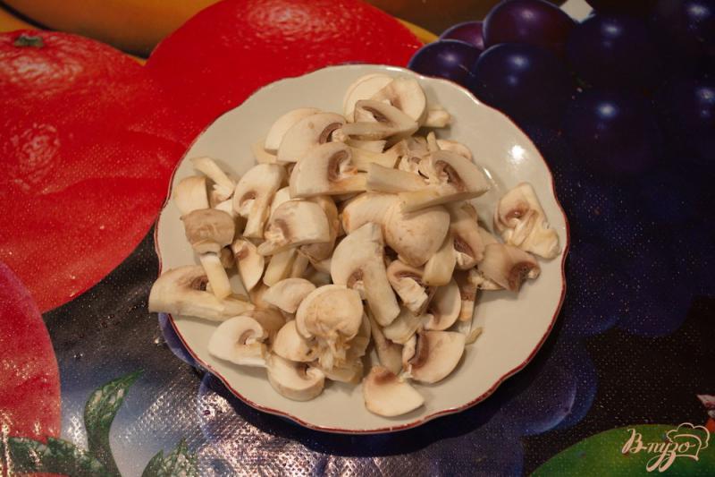 Фото приготовление рецепта: Салат с крабовыми, рисом и грибами шаг №4