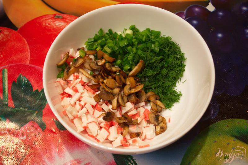 Фото приготовление рецепта: Салат с крабовыми, рисом и грибами шаг №5