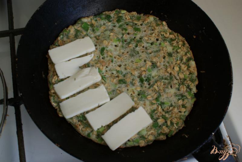 Фото приготовление рецепта: Овсяный блинчик с сыром и зеленью шаг №6