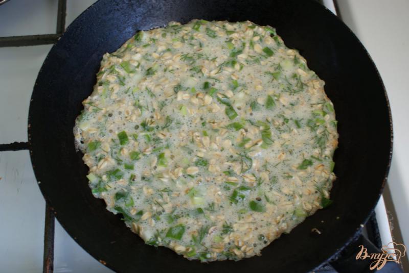 Фото приготовление рецепта: Овсяный блинчик с сыром и зеленью шаг №5