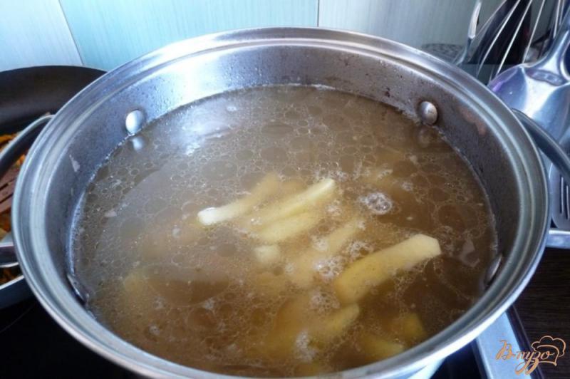 Фото приготовление рецепта: Суп с солеными грибами и перловкой шаг №3