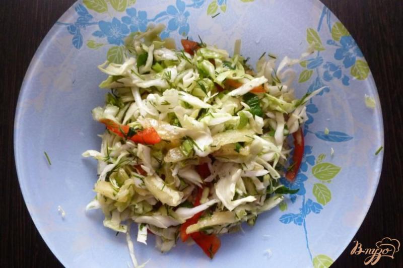 Фото приготовление рецепта: Салат из молодой капусты с ананасом шаг №4