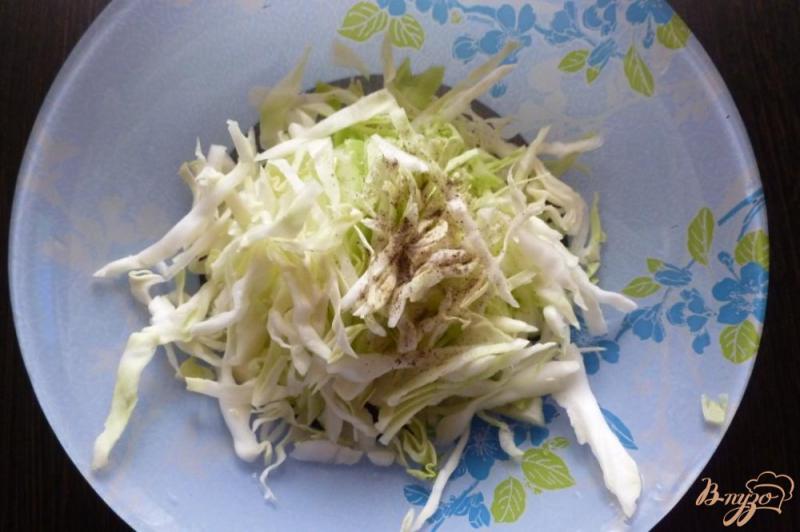 Фото приготовление рецепта: Салат из молодой капусты с ананасом шаг №1