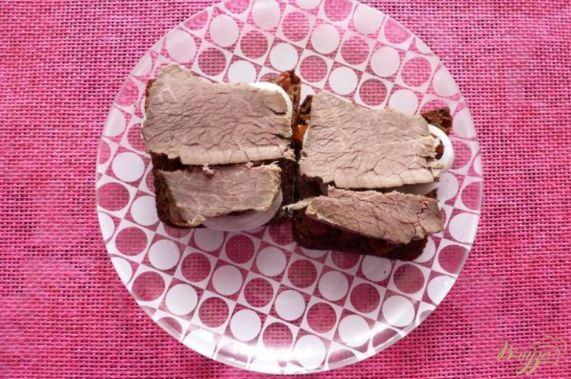 Фото приготовление рецепта: Бутерброд с отварным мясом и вялеными томатами шаг №4