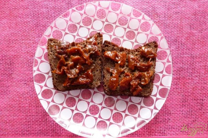 Фото приготовление рецепта: Бутерброд с отварным мясом и вялеными томатами шаг №2