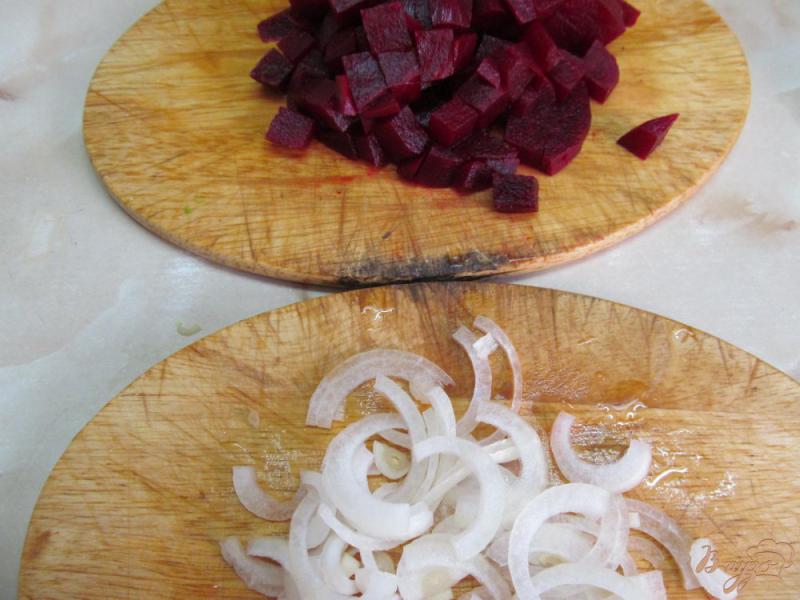 Фото приготовление рецепта: Салат из свеклы капусты и мяса шаг №3