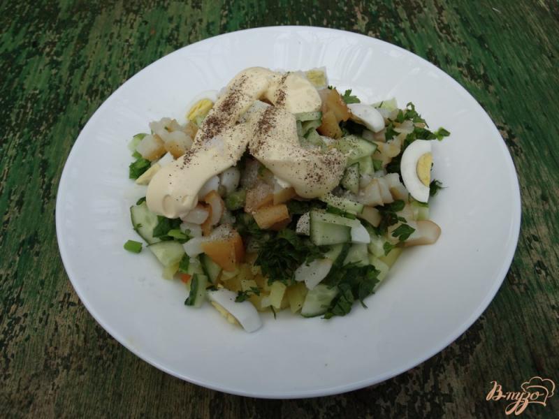 Фото приготовление рецепта: Салат с копченым кальмаром и перепелиными яйцами шаг №6