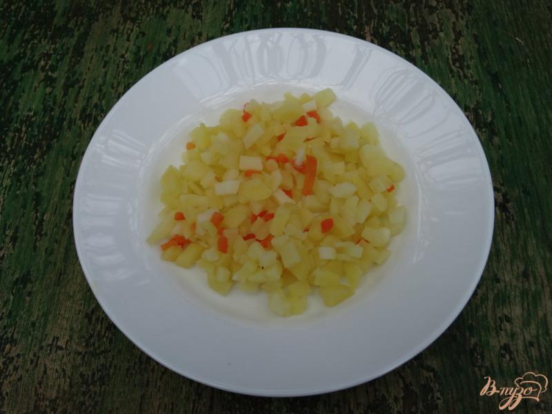 Фото приготовление рецепта: Салат с копченым кальмаром и перепелиными яйцами шаг №1