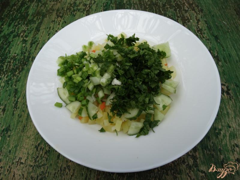 Фото приготовление рецепта: Салат с копченым кальмаром и перепелиными яйцами шаг №3