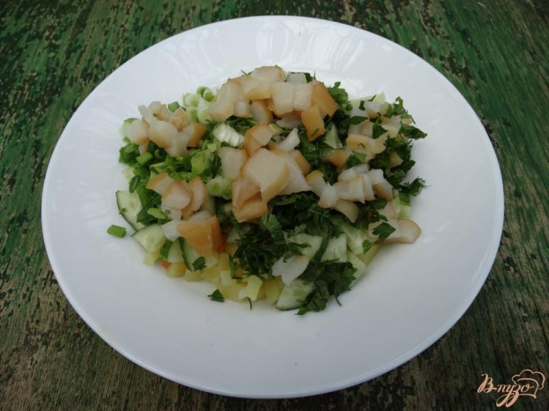Фото приготовление рецепта: Салат с копченым кальмаром и перепелиными яйцами шаг №4