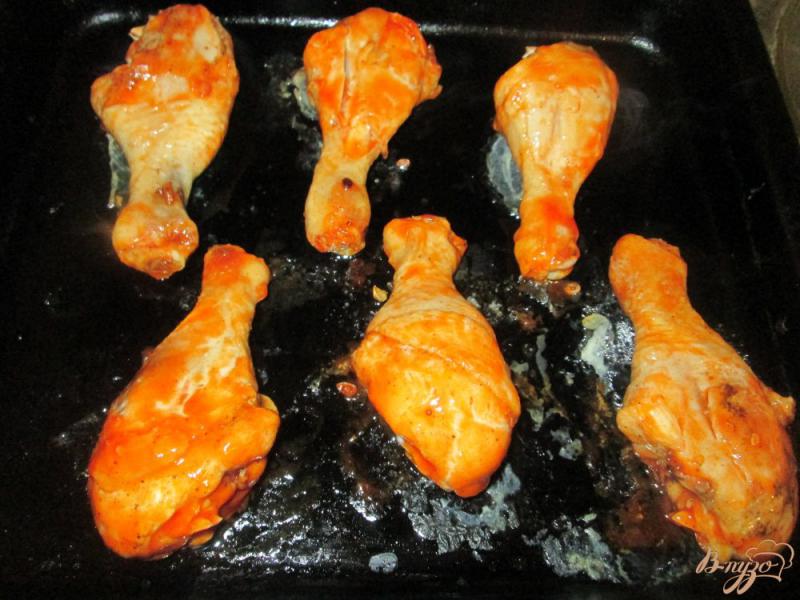 Фото приготовление рецепта: Куриные голени запеченные в духовке с соусом шаг №4