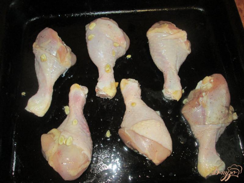 Фото приготовление рецепта: Куриные голени запеченные в духовке с соусом шаг №2