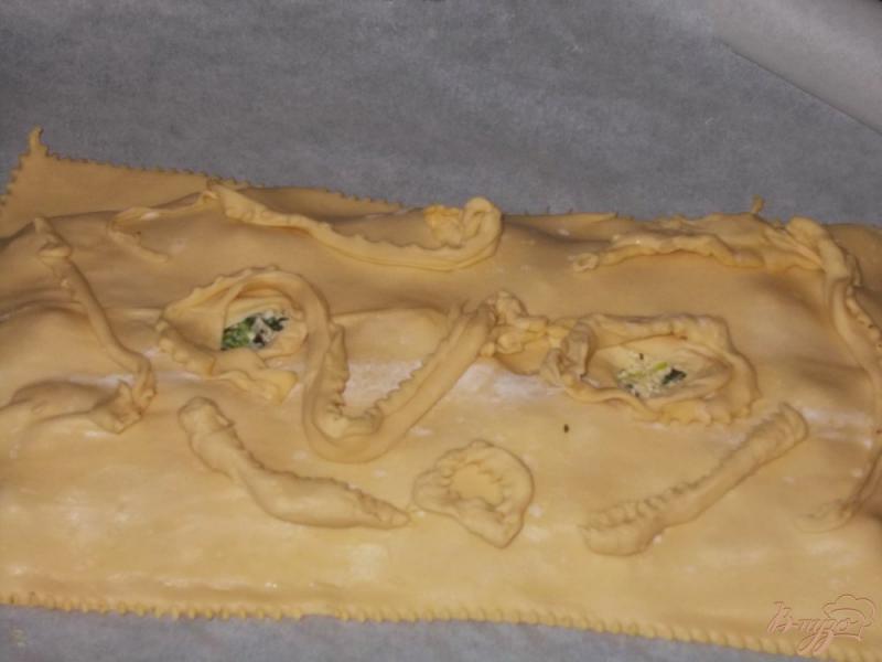 Фото приготовление рецепта: Пирог из слоеного теста с фетой и шпинатом шаг №3