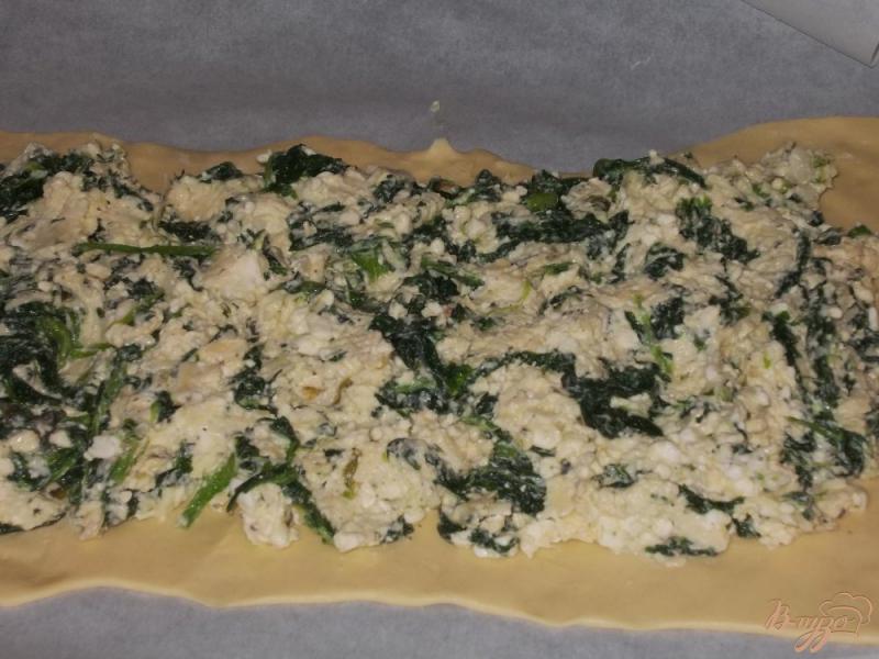 Фото приготовление рецепта: Пирог из слоеного теста с фетой и шпинатом шаг №2