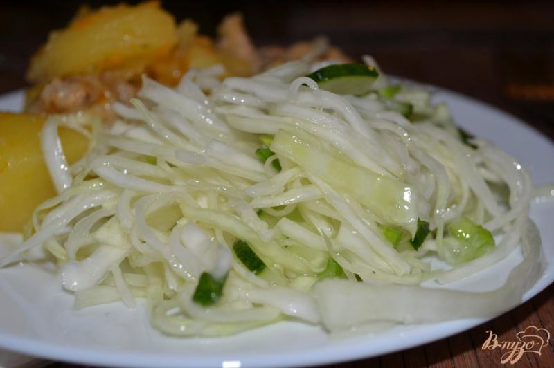 Фото приготовление рецепта: Свежий салат из капусты шаг №6