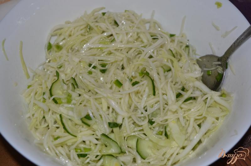 Фото приготовление рецепта: Свежий салат из капусты шаг №5