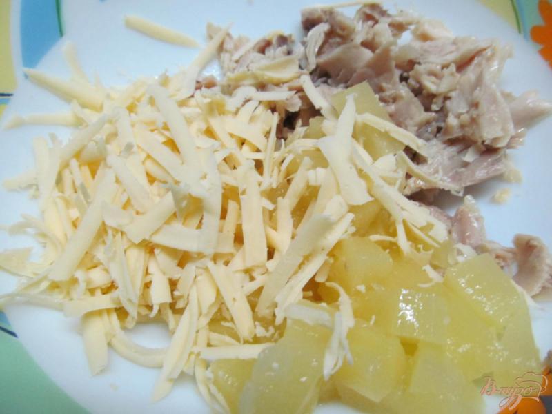 Фото приготовление рецепта: Салат из курицы с ананасом шаг №4