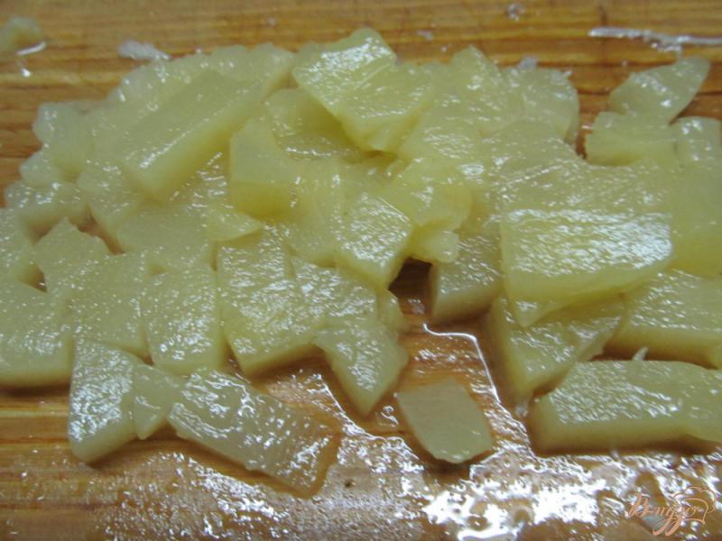 Фото приготовление рецепта: Салат из курицы с ананасом шаг №3