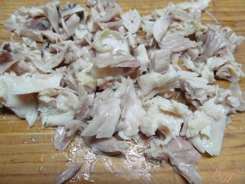 Фото приготовление рецепта: Салат из курицы с ананасом шаг №2