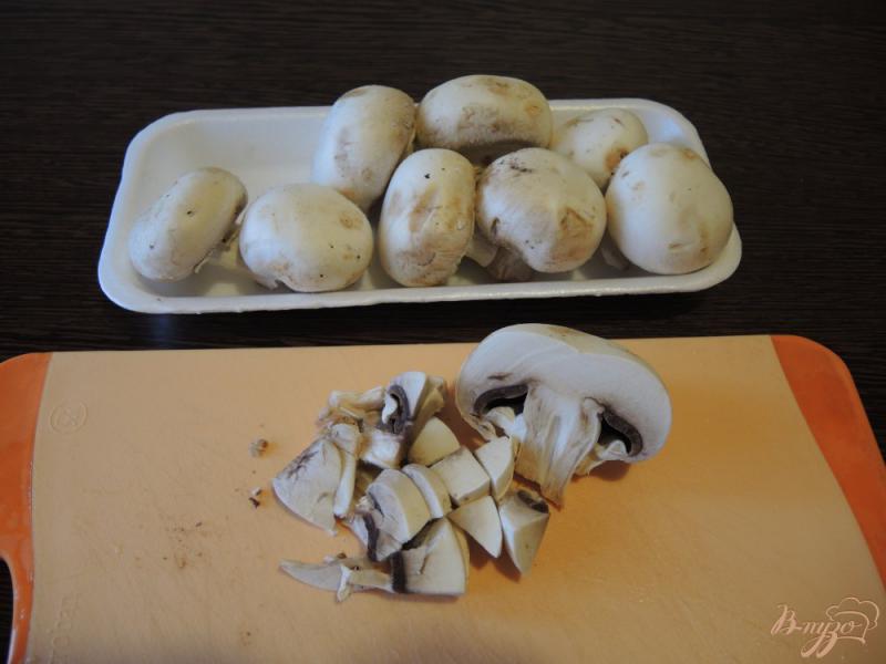 Фото приготовление рецепта: Сырный суп с курицей и грибами шаг №6
