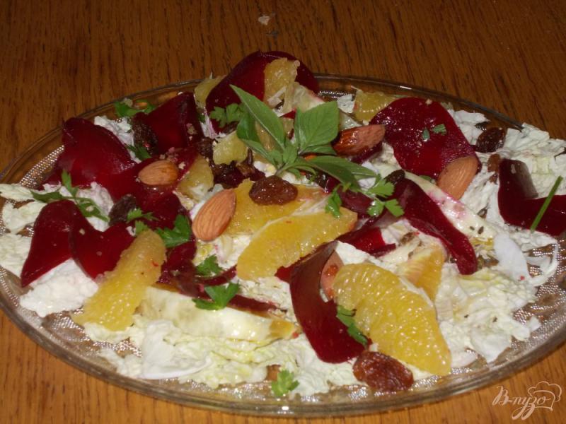 Фото приготовление рецепта: Салат из  белокачанной капусты, свеклы и апельсина шаг №5