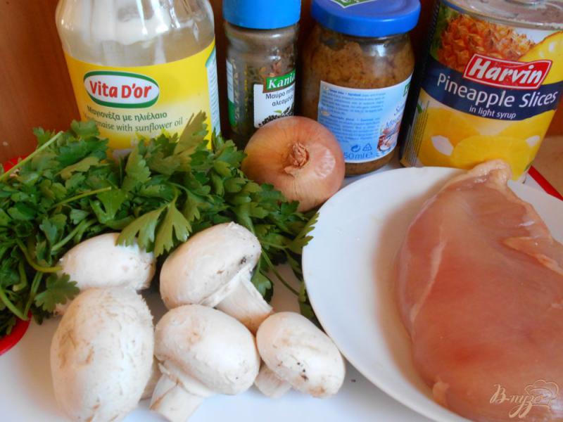 Фото приготовление рецепта: Салат с курицей и ананасами оригинальный шаг №1