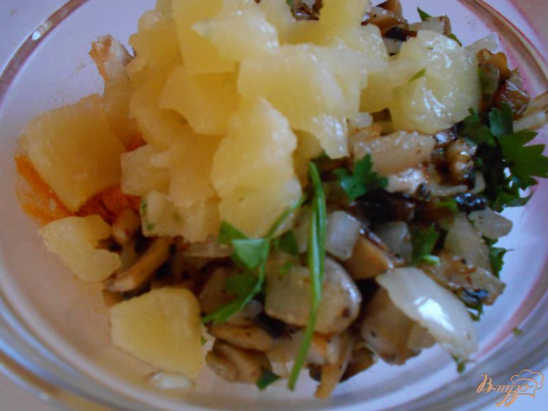 Фото приготовление рецепта: Салат с курицей и ананасами оригинальный шаг №8