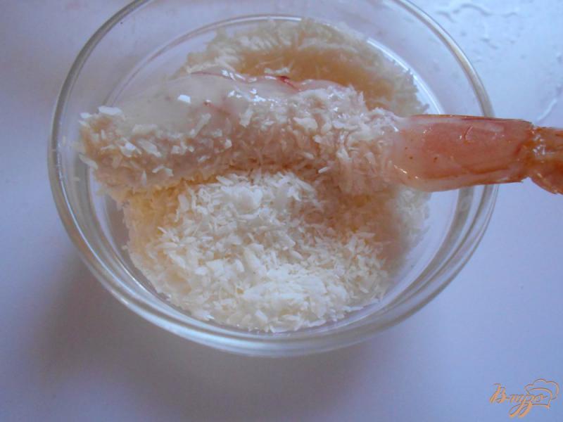 Фото приготовление рецепта: Креветки в кокосовой панировке шаг №5