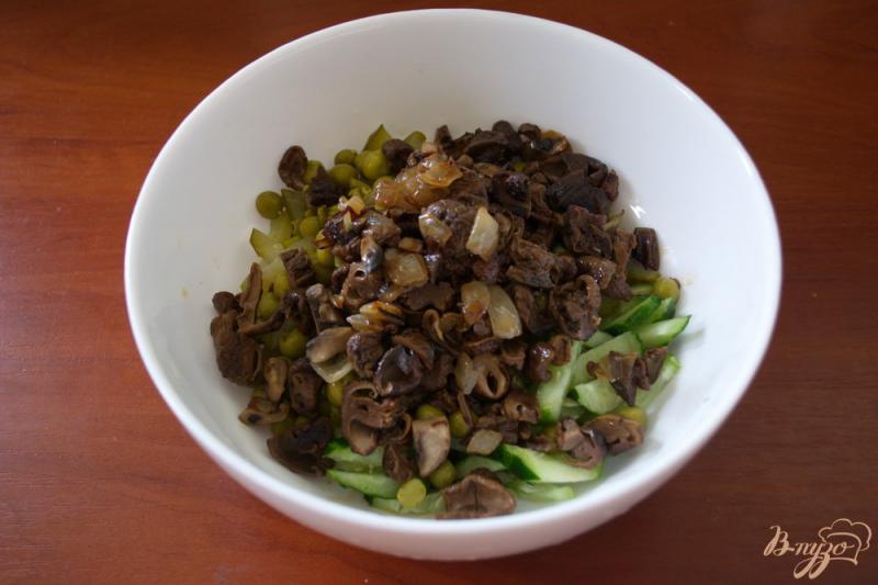 Фото приготовление рецепта: Салат с лесными грибами шаг №3