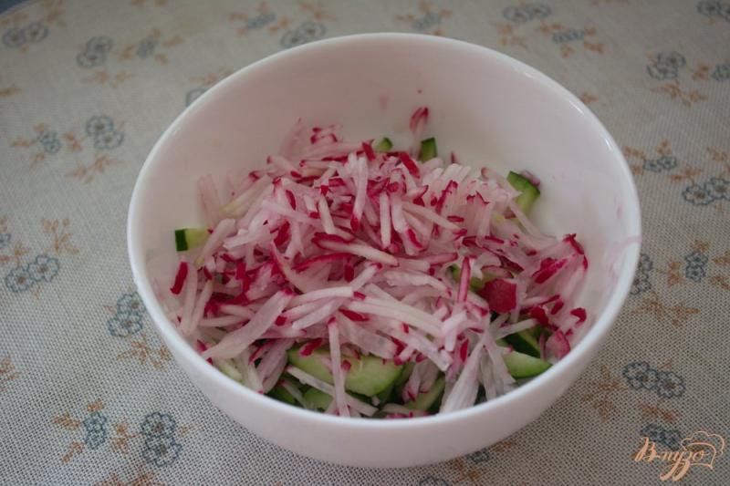 Фото приготовление рецепта: Весенний салат с редисом и горошком шаг №2