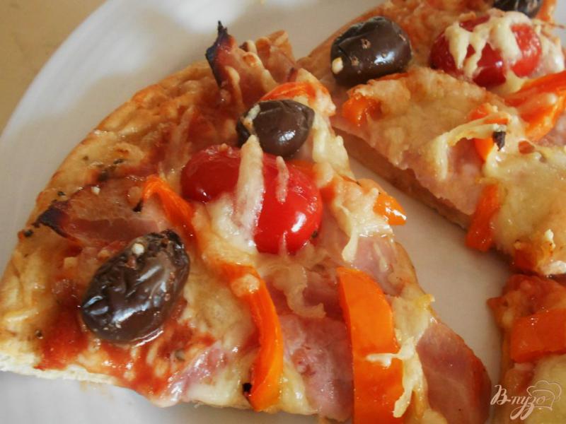 Фото приготовление рецепта: Пицца с ветчиной и беконом шаг №6