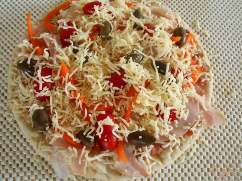 Фото приготовление рецепта: Пицца с ветчиной и беконом шаг №5