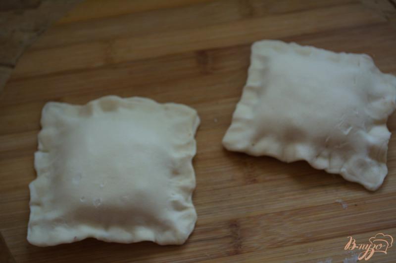 Фото приготовление рецепта: Хрустящие пирожки из слоеного теста с шампиньонами шаг №5