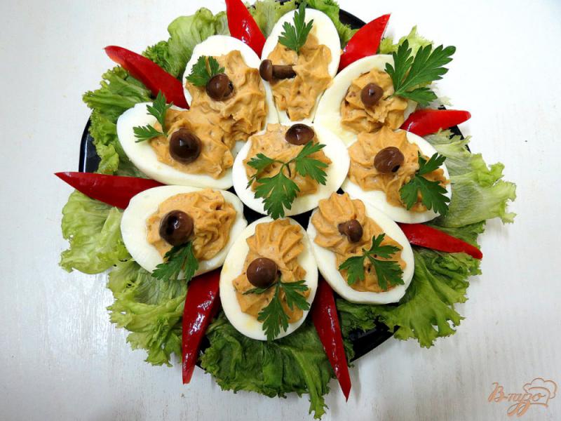 Фото приготовление рецепта: Яйца фаршированные жареными шампиньонами шаг №9