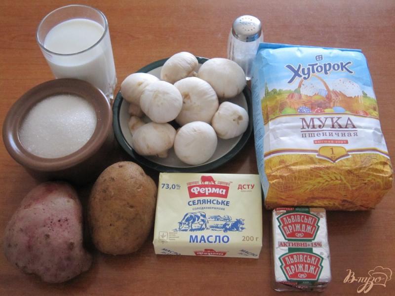 Фото приготовление рецепта: Пирожки в духовке с картофелем и грибами шаг №1
