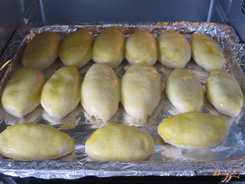 Фото приготовление рецепта: Пирожки в духовке с картофелем и грибами шаг №11